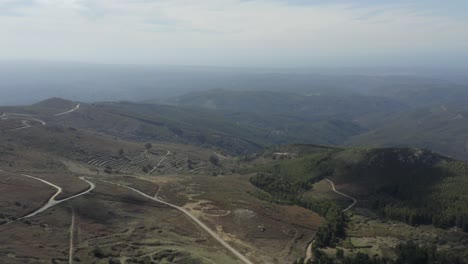 Schöne-Aussicht-über-Die-Berge-Von-Monchique,-Portugal,-Mit-Sich-Kreuzenden-Straßen-Und-Einem-Kleinen-See-In-Form-Eines-Dreiecks