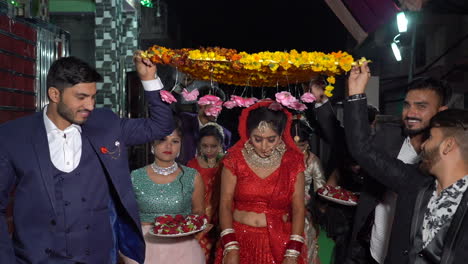 Indische-Hochzeit,-Braut-Kommt-Mit-Ihren-Freunden-Und-Ihrem-Bruder
