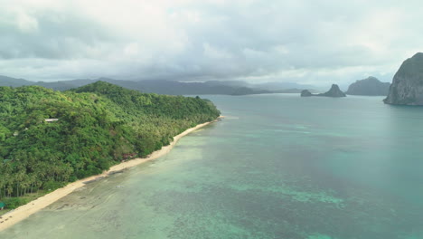 Vista-Aérea-De-Una-Isla-Tropical-En-Palawan,-Filipinas-Y-Su-Playa-Blanca