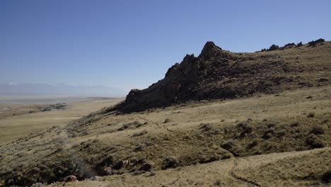 Schöne-Landschaftliche-Aussicht-Auf-Die-Landschaft-Und-Den-Großen-Salzsee-Vom-Antelope-Island-State-Park-In-Utah,-Usa