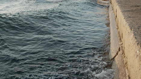 Meerwasser-Steigt-Auf-Und-Ab,-Krachende-Wellen-Auf-Zementpier-Wütend-In-Zeitlupe