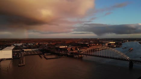 Dramatische-Wolken-Im-Sonnenuntergang-über-Der-Bogenbrücke-über-Den-Fluss-Noord-In-Alblasserdam,-Niederlande