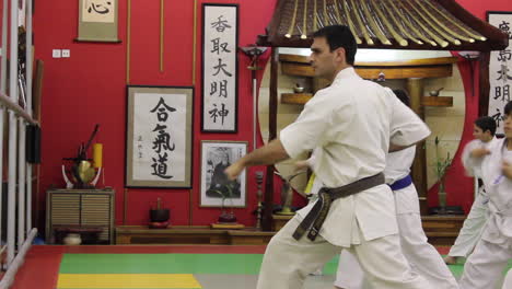 Der-Karate-Lehrer-Bringt-Den-Schülern-Im-Unterricht-Die-Richtigen-Schlagkombinationen-Vor-Dem-Spiegel-Bei