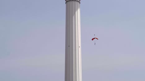 Saltador-Base-Saltando-Desde-Menara-Tower,-Ubicado-En-Kuala-Lumpur,-Malasia