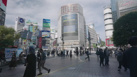 Paisaje-Urbano-De-Un-Edificio-Alto-Con-Gente-Cruzando-El-Cruce-De-Shibuya-En-Tokio,-Japón,-Durante-La-Pandemia