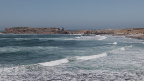 Mächtige-Wellen,-Die-In-Portugal-In-Die-Bucht-Rollen