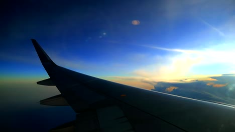 Sonnenaufgang-Am-Morgen-Aus-Den-Fenstern-Von-Verkehrsflugzeugen