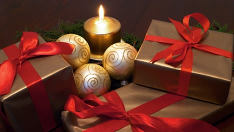 Nahaufnahme-Brennende-Goldene-Kerze,-Weihnachtsgeschenke,-Verzierungen