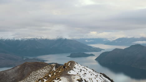 Excursionista-Caminando-A-Lo-Largo-De-Una-Línea-De-Cresta-En-La-Cima-Del-Pico-Roys-En-Wanaka,-Nueva-Zelanda