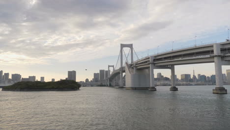 Brücke-über-Den-Hafen-In-Die-Stadt-Tokio
