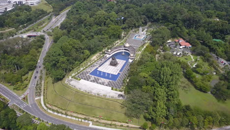 4K-Drohnenaufnahmen-Des-Nationaldenkmals,-Nationaldenkmal-Malaysia