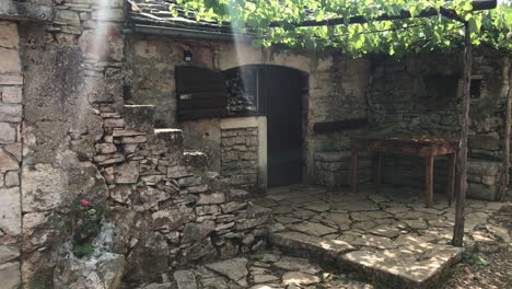 Kurzes-Video-Eines-Kleinen-Steinhauses-In-Humac,-Auf-Der-Insel-Hvar,-Kroatien