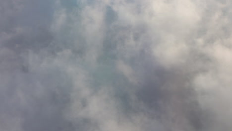 Nubes-En-Movimiento-Vistas-Desde-Un-Avión