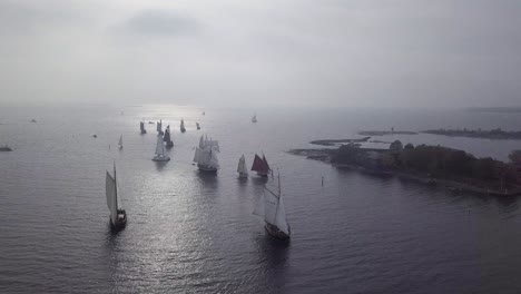 Luftaufnahmen-Traditioneller-Hölzerner-Segelschiffe,-Die-Vor-Dem-Hafen-Von-Helsinki,-Finnland,-Segeln