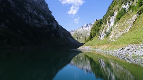 Volando-Sobre-Un-Lago-De-Montaña-Azul-En-Los-Alpes-Suizos