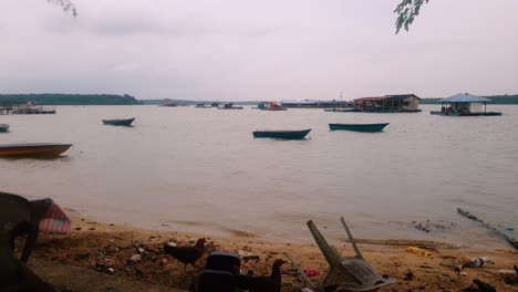 Angedockte-Boote-Und-Schwimmende-Dorfhäuser-In-Tanjung-Buai,-Johor,-Malaysia