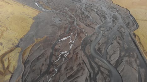 Luftaufnahme-Eines-Gletscherflusssystems-In-Island-Mit-Einzigartigen-Mustern