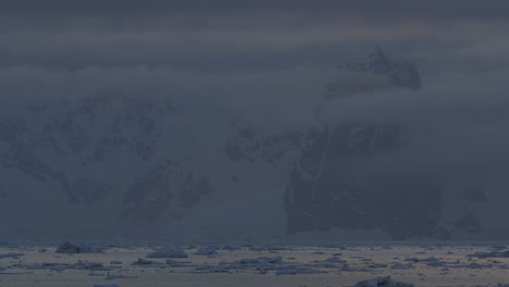 Eisberg-Bei-Sonnenuntergang-Mit-Insel-Im-Hintergrund
