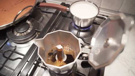 Kaffee-Italienischer-Espresso-Hausgemachte-Maschine-Kessel-Und-Milch-Für-Ein-Typisch-Italienisches-Frühstück