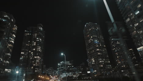 Nachtaufnahme-Von-Eigentumswohnungen-In-Der-Innenstadt-Von-Vancouver,-Kanada