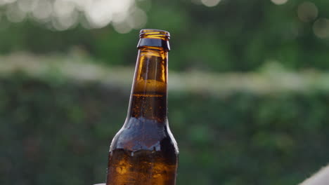 Cámara-Lenta-Bajando-La-Botella-De-Cerveza-Abierta-Marrón