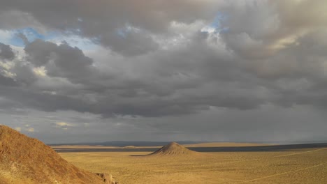 Mojave-Wüstenberg-Enthüllen-Sturmwolken,-Antenne
