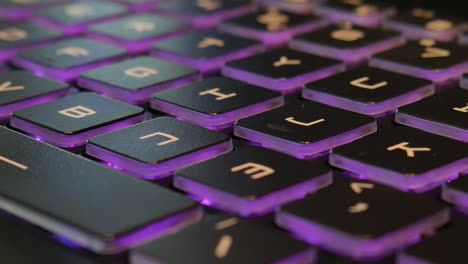 Tastatur-Eines-Computers,-Der-Mehrere-Farben-Durchläuft