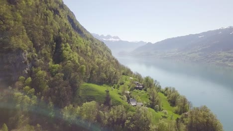 Das-Dorf-Liegt-In-Der-Schweiz-Und-Liegt-Am-Walensee