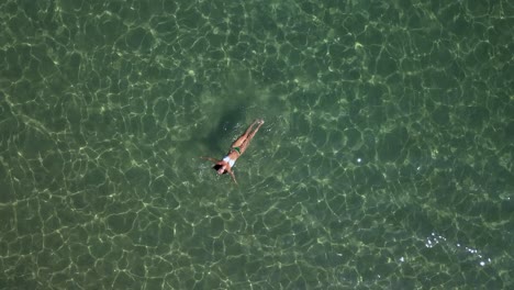 Eine-Junge-Frau-Schwimmt-Und-Genießt-Das-Wasser-Der-ägäis-In-Der-Nähe-Der-Insel-Paros-In-Griechenland