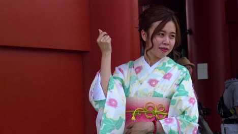 Nahaufnahmefrauen,-Die-Traditionellen-Japanischen-Kimono-Tragen-Und-Posieren