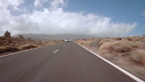 Autofahren-Mit-Angebauter-Action-Cam-Im-Teide-Nationalpark-Auf-Teneriffa
