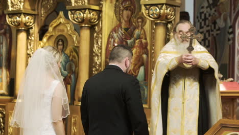 Orthodoxer-Priester-Segnet-Ein-Paar-Während-Einer-Hochzeit
