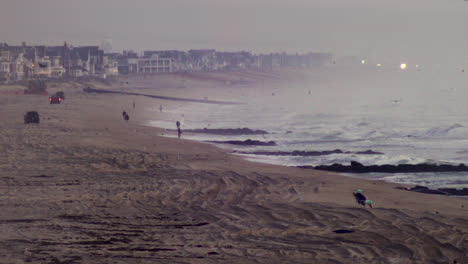Lange-Objektivansicht-Mit-Blick-Auf-Die-Küste-An-Einem-Nebligen-Morgen-Am-Jersey-Shore