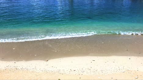 Blick-Auf-Das-Aquablaue-Wasser,-Das-Den-Sandstrand-In-Der-Karibik-Umspült