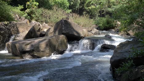Corriente-De-Agua-Que-Fluye-En-La-Cascada-De-Klong-Chao,-Tailandia