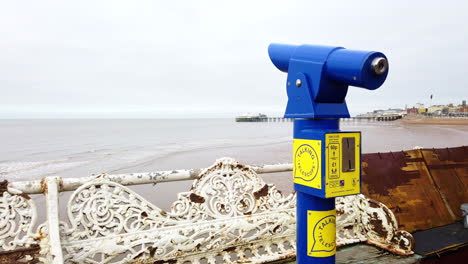 Un-Telescopio-Parlante-Con-Vistas-Al-Paseo-Marítimo-De-Blackpool