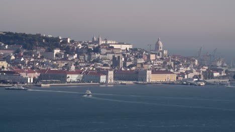 Boote,-Die-Im-Hafen-Von-Lissabon-Ankommen