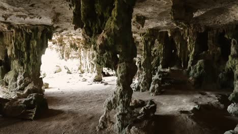 Höhlen-Mit-Alten-Inschriften-Von-Indianern,-Die-Auf-Bonaire-Lebten