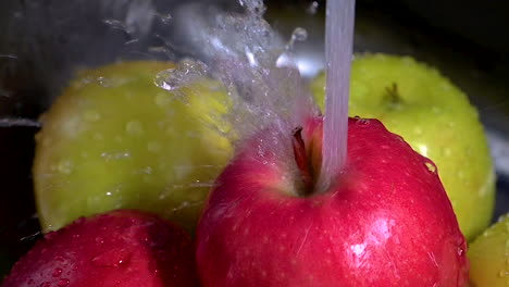 Apfel-Wird-Mit-Wasserspritzer-Nahaufnahme-Slomotion-Gewaschen