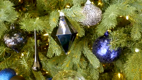 Nahaufnahme-Eines-Geschmückten-Weihnachtsbaums,-Der-Mit-Ornamenten-Und-Blinkenden-Lichtern-Geschmückt-Ist