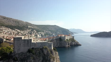 Fuerte-Lovrijenac-En-Dubrovnik,-La-Cámara-Se-Eleva-Lentamente-Para-Revelar-El-Casco-Antiguo-A-Lo-Lejos-Y-La-Costa-A-Lo-Lejos