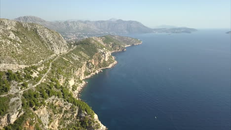 Montaña,-Carreteras-Laterales-De-La-Colina-En-La-Línea-De-La-Costa-En-Croacia,-Dubrovnik