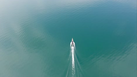 Drohnenaufnahmen-Vom-Segeln-Mit-Langheckbooten,-Kristallklares-Blaues-Wasser