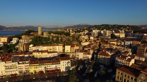 Luftaufnahme-Der-Innenstadt-Von-Cannes-Mit-Schloss-Bei-Sonnenuntergang