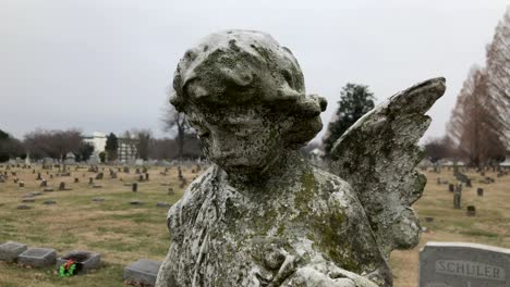Angel-on-top-of-gravestone