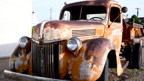 Camioneta-Naranja-Oxidada-De-1950