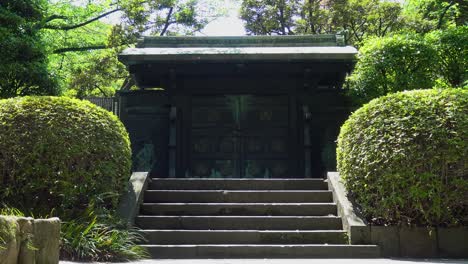 The-view-of-the-Zojo-ji-Temple-tombs-gate