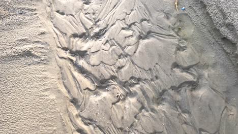 Muster-Im-Sand-Aus-Plätscherndem-Wasser,-Wellen-Und-Möwen-4k-30fps-Zeitlupe