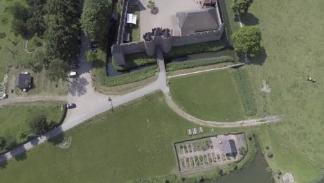 Eine-Drohnenaufnahme,-Bei-Der-Die-Kamera-Nach-Vorne-Schwenkt,-Erfasst-Eine-Burg-In-Den-Niederlanden