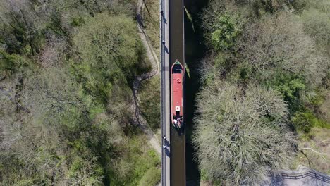 Ein-Schmales-Boot,-Das-Flussabwärts-Fährt,-Um-Das-Pontcysyllte-aquädukt-Zu-überqueren,-Das-Berühmt-Von-Thomas-Telford-Entworfen-Wurde-Und-Sich-In-Der-Wunderschönen-Walisischen-Landschaft-Befindet,-Die-Llangollen-Canal-Route